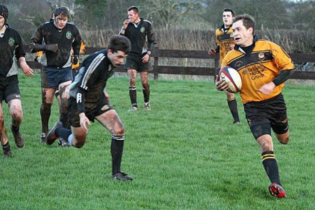 Bazz on his way to his try