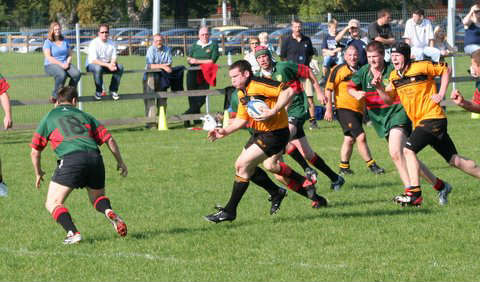Steve Kelly bursts through to set up Andrew White's 1st try (is that a side step???)
